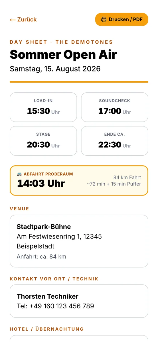 Day Sheet in der Bandycal-App: Load-in 15:30, Soundcheck 17:00, Stage 20:30, Ende 22:30 und die hervorgehobene Abfahrt ab Proberaum um 14:03 Uhr, darunter Venue, Kontakt vor Ort und Hotel.